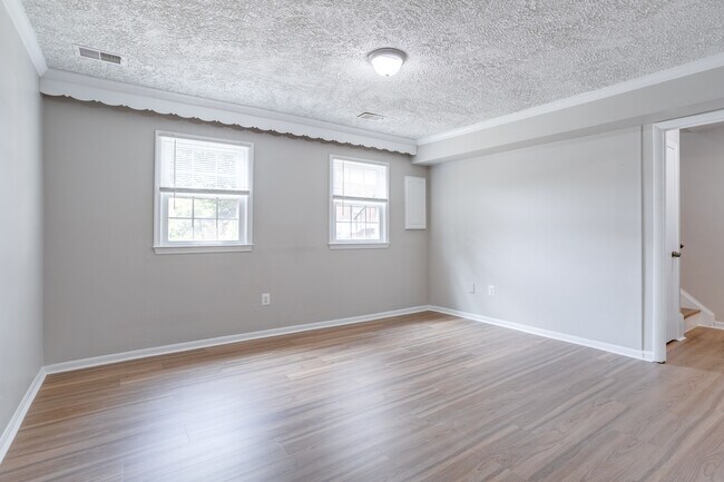 Building Photo - 4685 Forestdale Dr