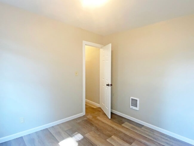 Building Photo - Remodeled 4-Plex Apartment - Attached Garage - Large Fenced Yard