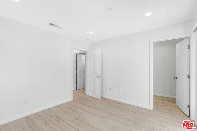 Building Photo - 1409 N Hobart Blvd