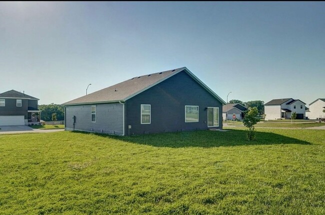 Building Photo - Beautiful 3 Bedroom, 2 Bathroom Home in Ni...