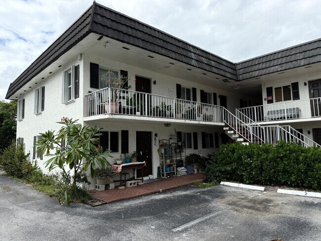 Building Photo - 511 W Kalmia Dr