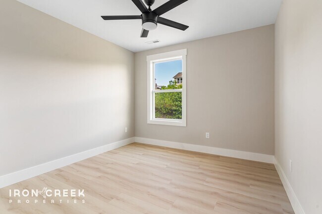 Building Photo - Modern 3-Bed/2.5-Bath Home with Fenced Yar...