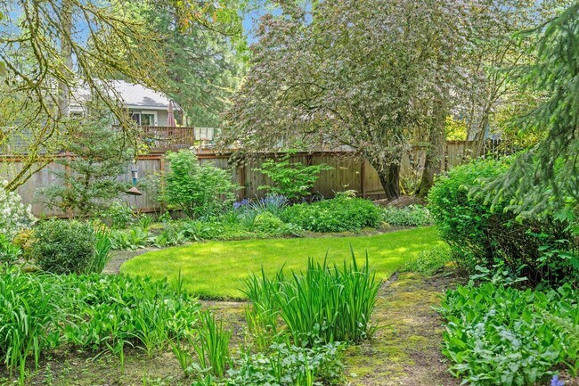 Building Photo - Spacious, well-cared for 4-bdrm/3-bath split-level—Family/laundry rooms, backyard, garage