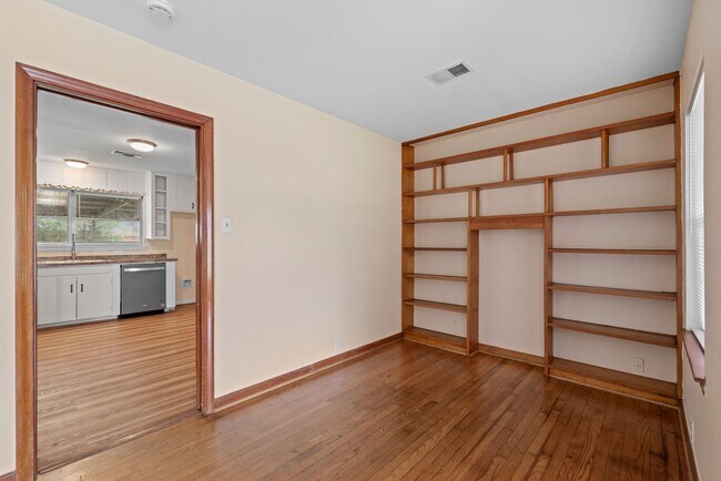 Building Photo - Spacious 3-Bed Gem with Covered Patio + Ea...