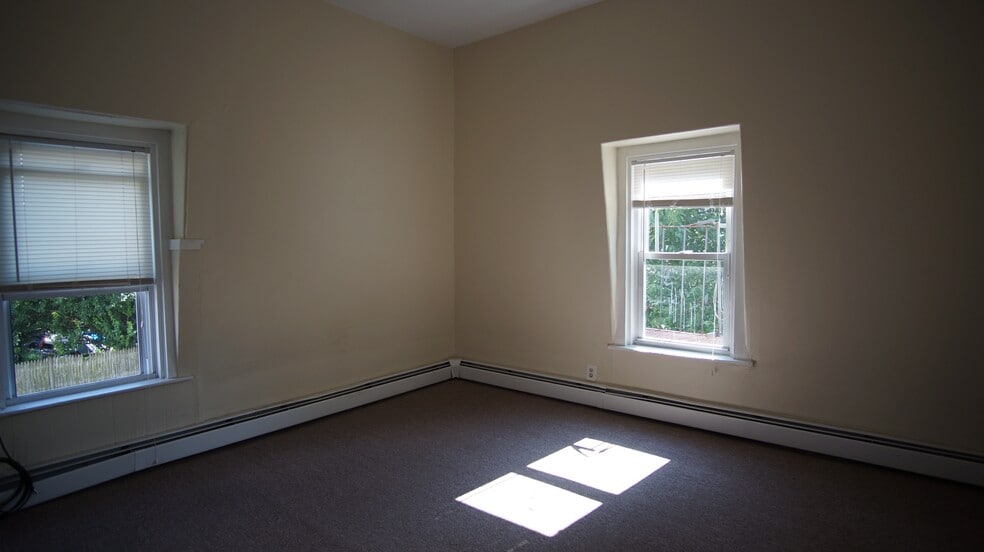 Building Photo - 137 Sutton St