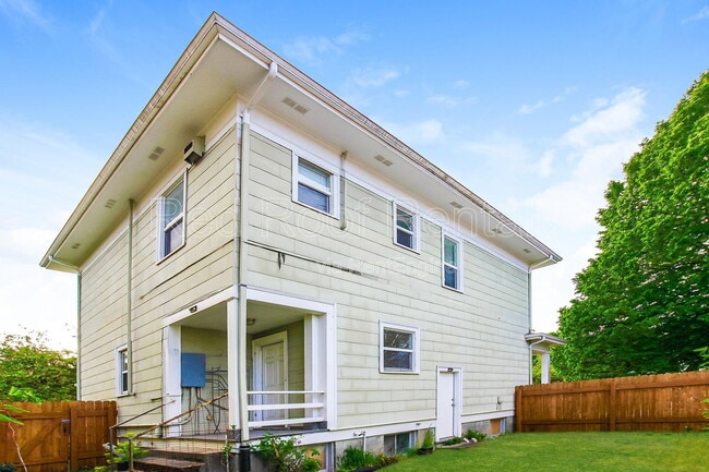 Building Photo - 1320 S 9th St