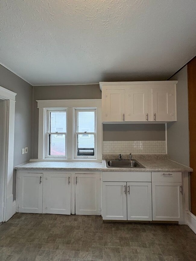 Building Photo - Beautifully finished 3 bedroom home for rent - Akron OH