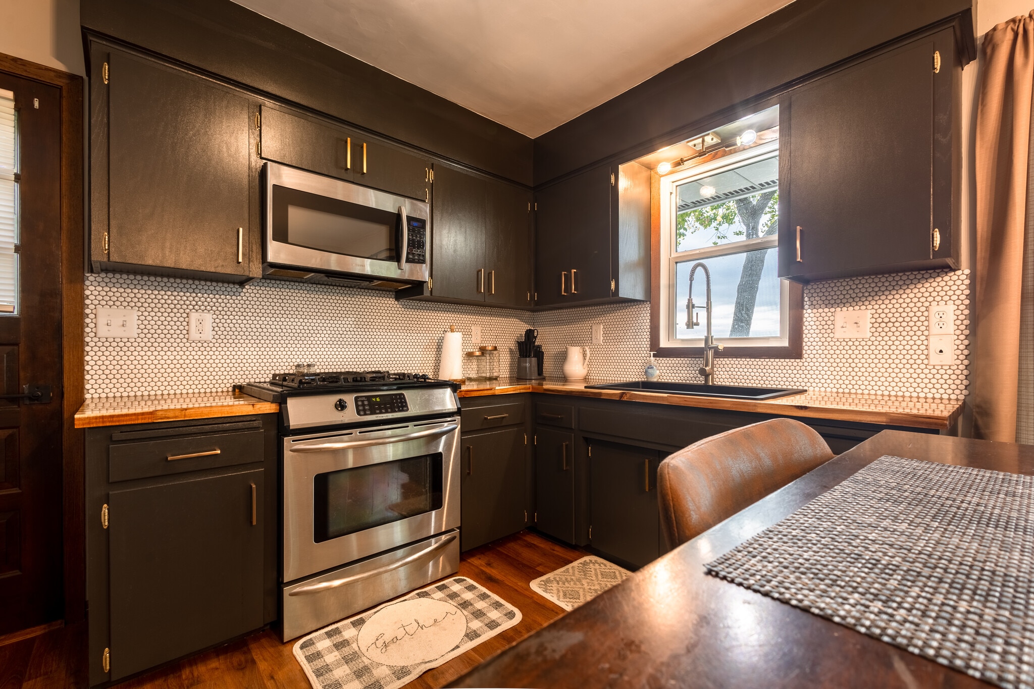 Building Photo - 6806 Sunset Strip NW