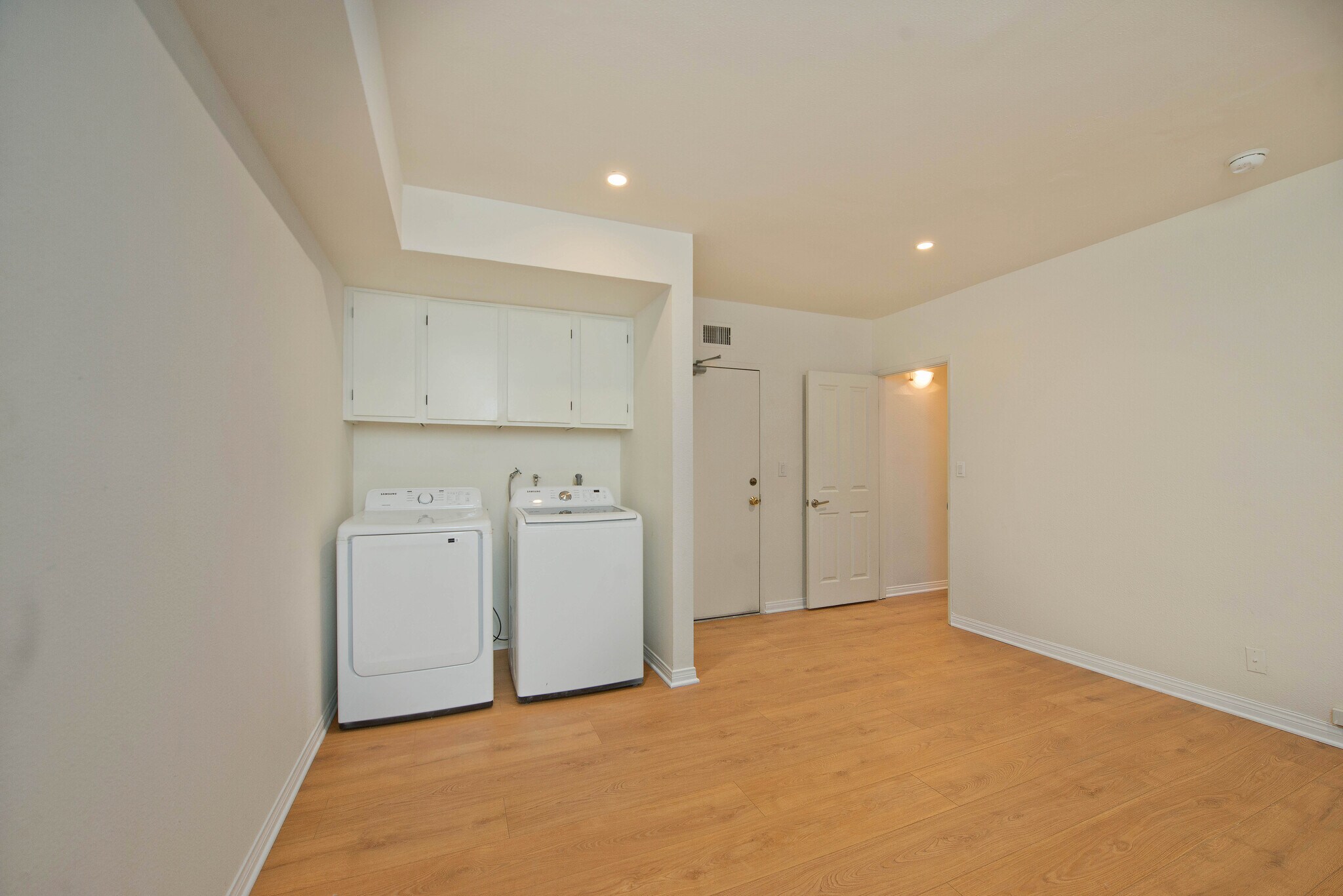 Building Photo - 5757 Owensmouth Ave