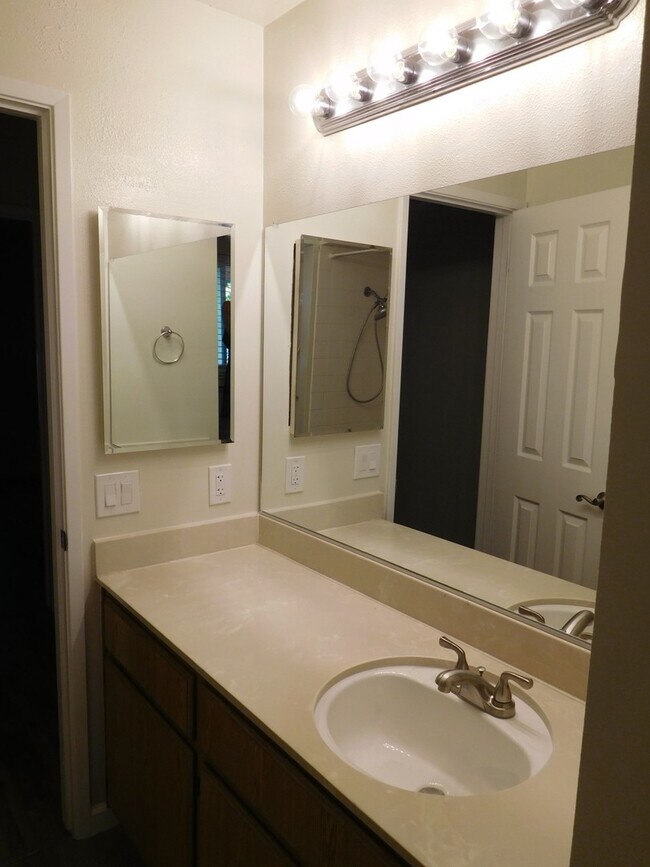 Building Photo - 215 Roundtree Ct