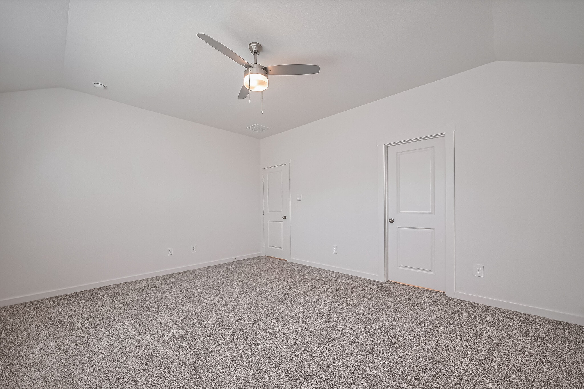 Spacious primary bedroom - 1535 Merulana Ln