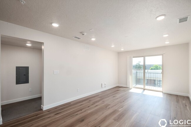 Building Photo - 1032 E 400 S