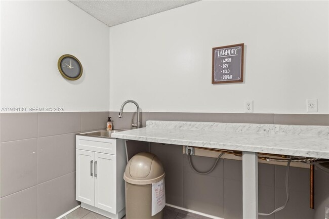 Building Photo - 9001 Jacaranda Ln