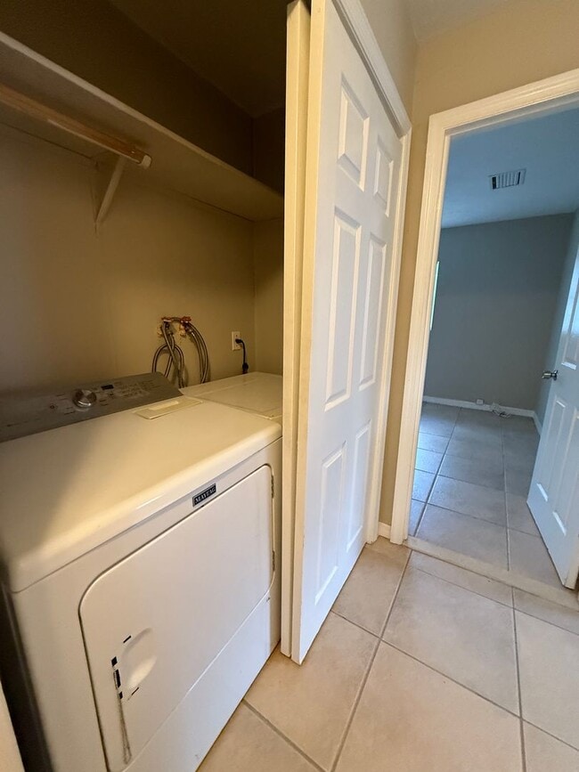 Building Photo - 960 NE Key Dr