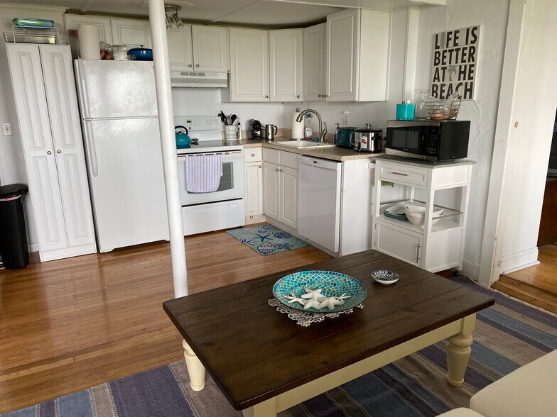 Open format kitchen - 271 Lynn Shore Dr