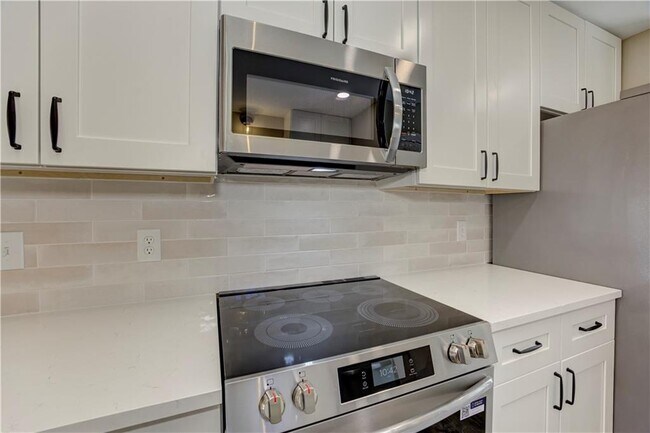 Building Photo - 637 Wedgewood Dr