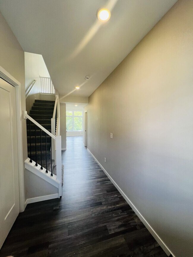 Building Photo - 1105 Ivy Ln