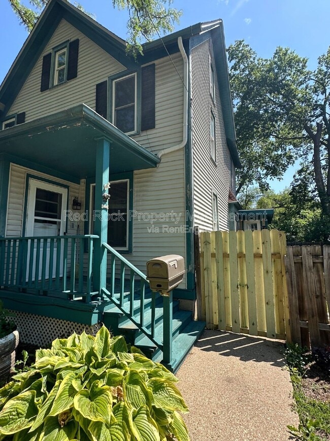 Building Photo - 835 Elm St
