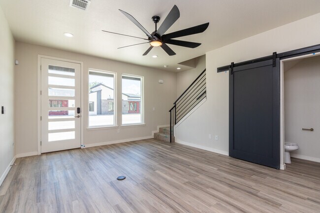 Two Story (3 bed/3.5 bath/1 car garage) - 406 38th St