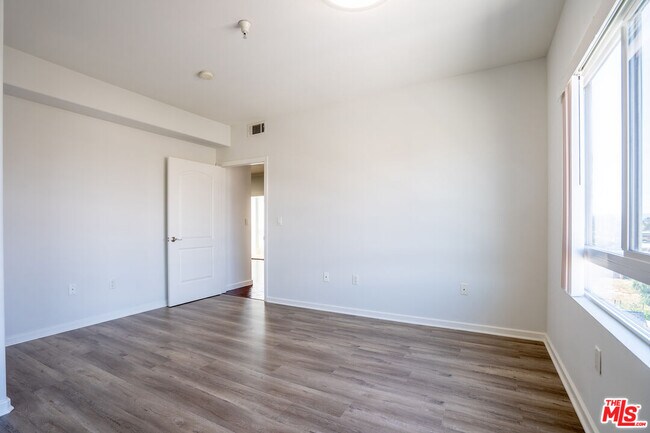 Building Photo - 1037 S Fedora St
