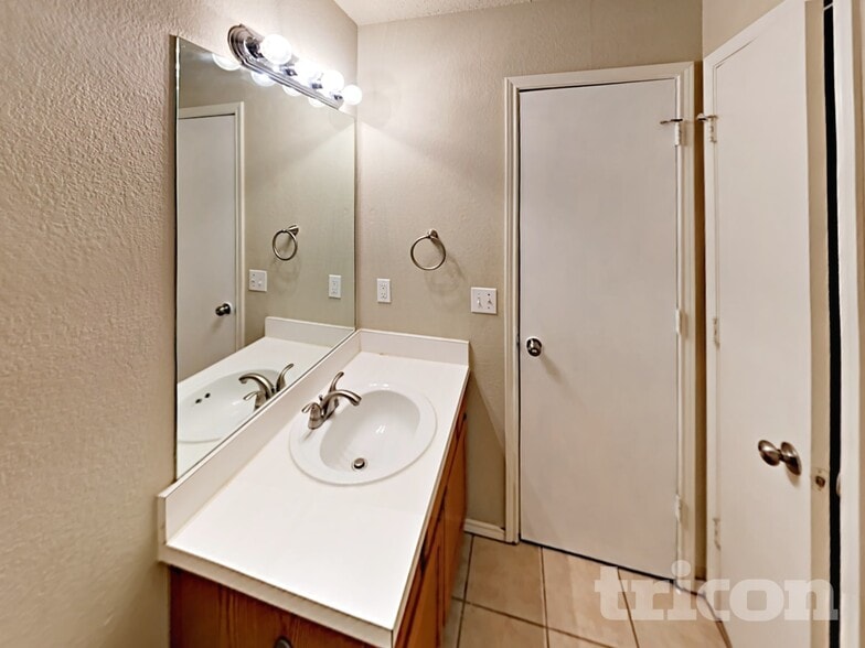 Building Photo - 1819 Citadel Dr
