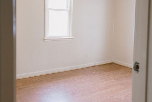 Building Photo - 114 Thompson St