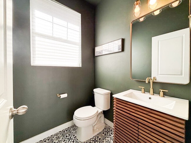 Building Photo - Bright - Open Floor Plan - Steps away from...