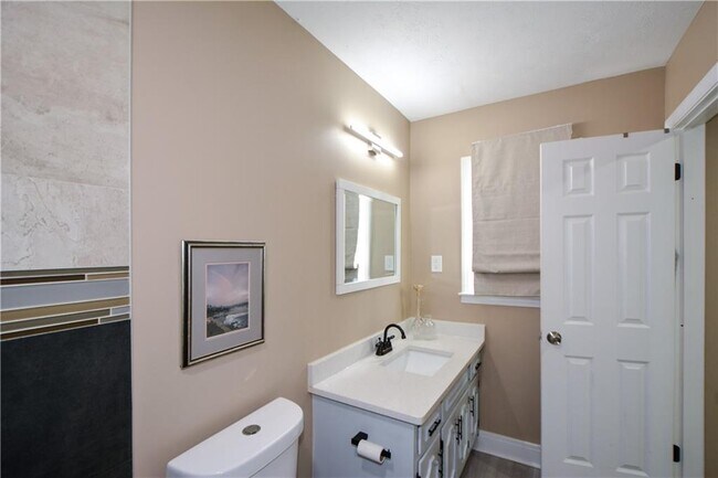 Building Photo - 643 Navarre Dr