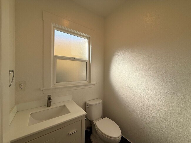 Building Photo - Newly Renovated Upper Unit – Bright 3BD / 1.5BA