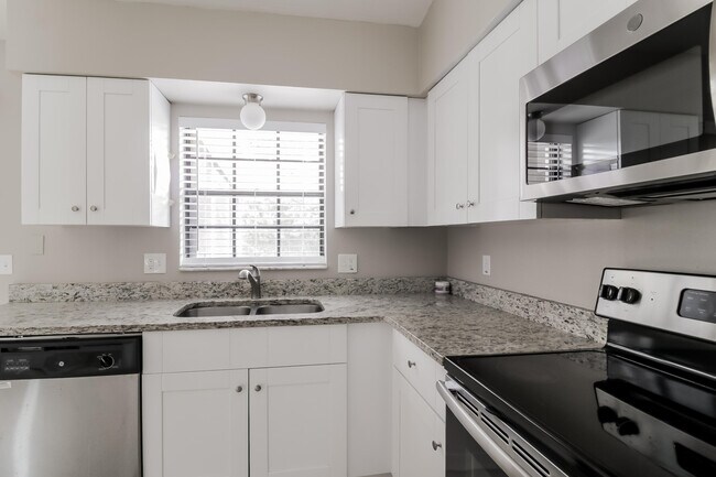 Building Photo - 431 Tropicaire Ave SW