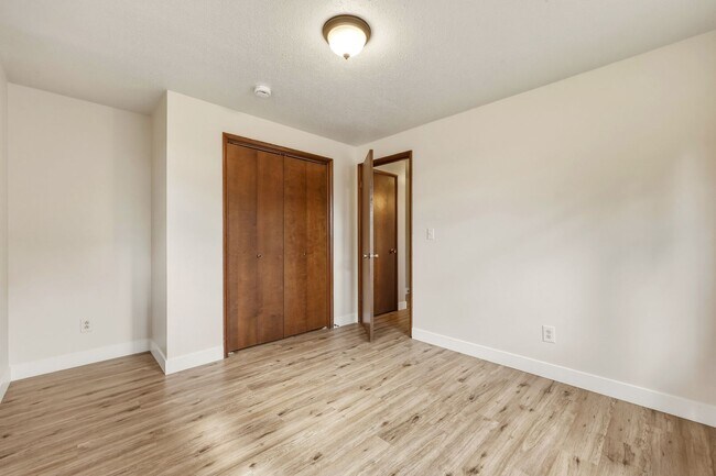 Building Photo - Move in ready NOW! Desirable west side location! 2 bed/ 1.75 bath. Olympia school district.