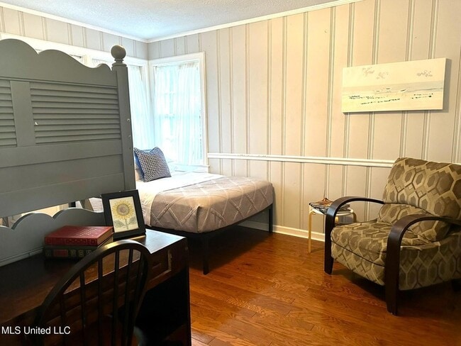 Building Photo - 1323 3rd St