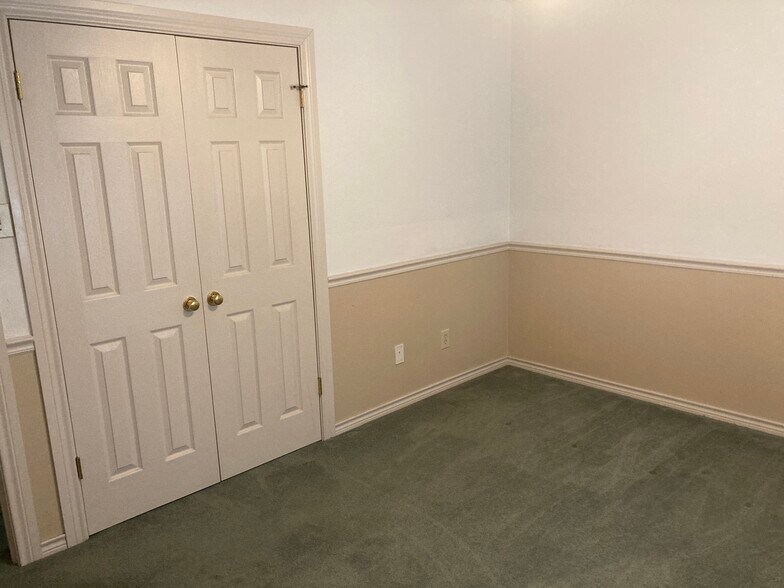 Back Bedroom - 2929 Cresthaven Dr