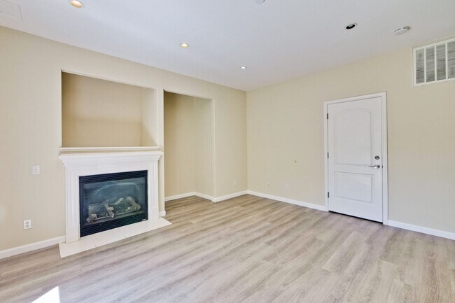 Building Photo - Awesome Home Located in a Quiet Tree Line Neighborhood