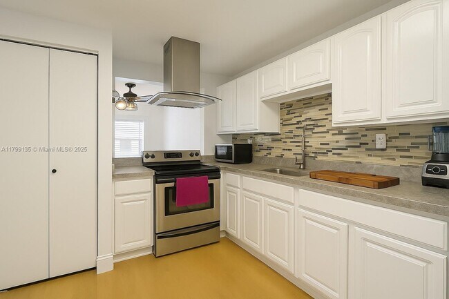 Building Photo - 2233 Calais Dr