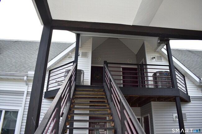 Building Photo - 735 Popes Island Rd
