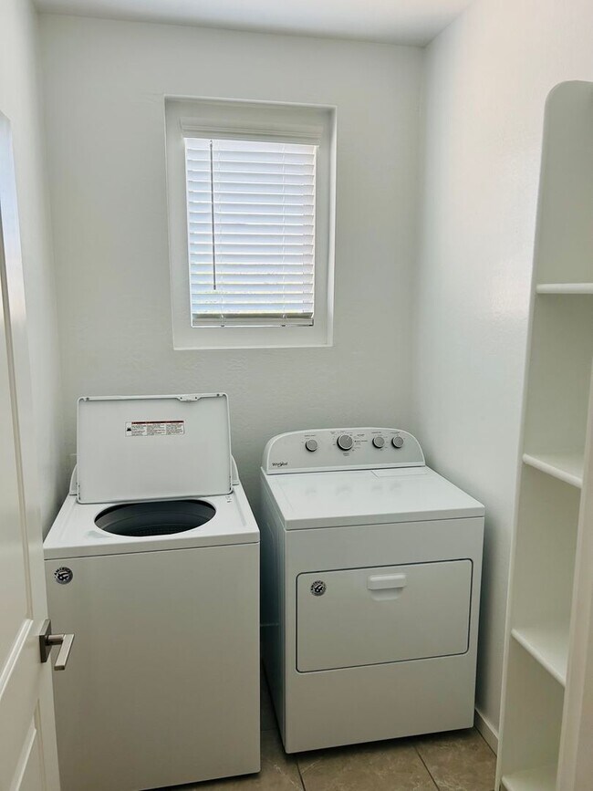 Building Photo - Move-In Ready Surprise Home – Military Dis...