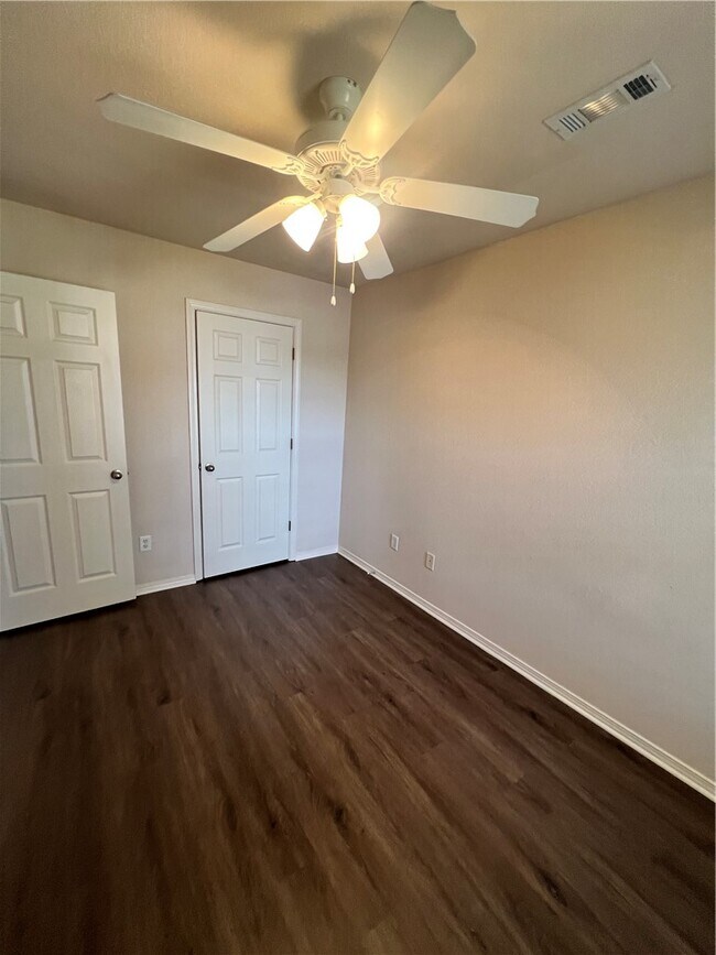 Building Photo - 555 Cascade Cir