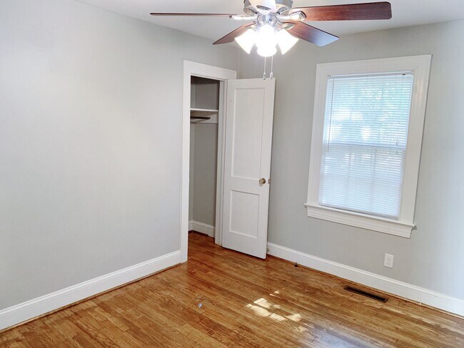 Building Photo - 3 Bedrooms 2 Full Bathrooms with fenced in...