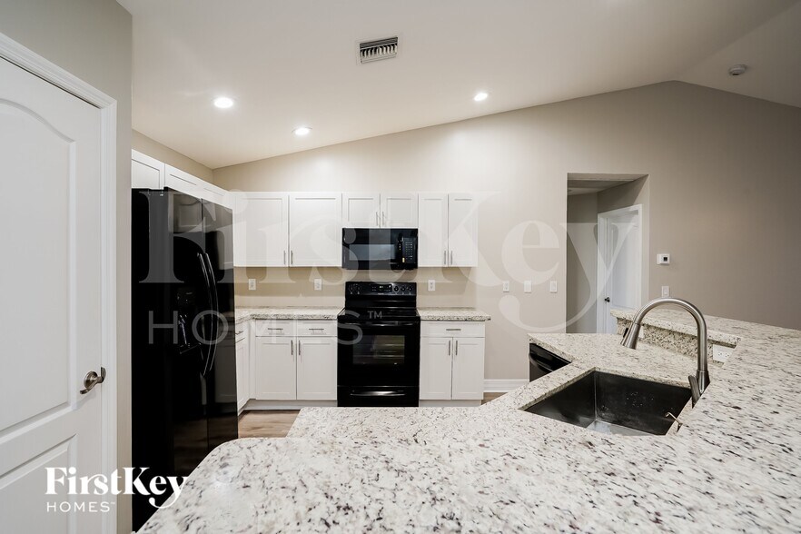 Building Photo - 629 NE Juanita Ct
