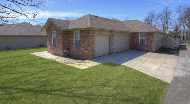 Building Photo - Fenced in 4 Bedroom Home