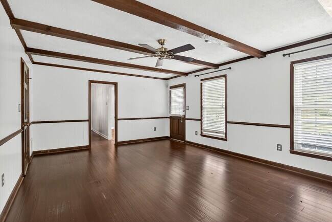 Building Photo - 636 N Wilkinson Dr