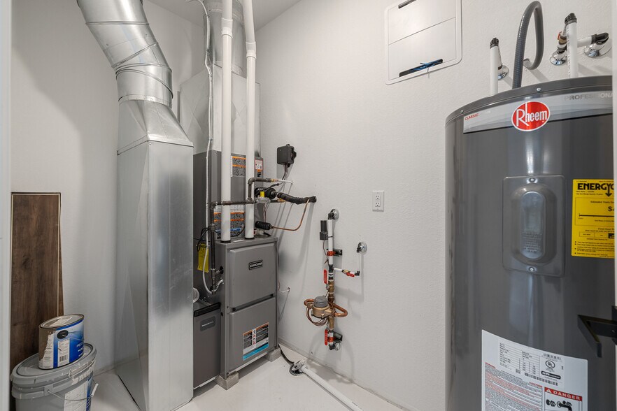 Building Photo - 1867 Woodland Way