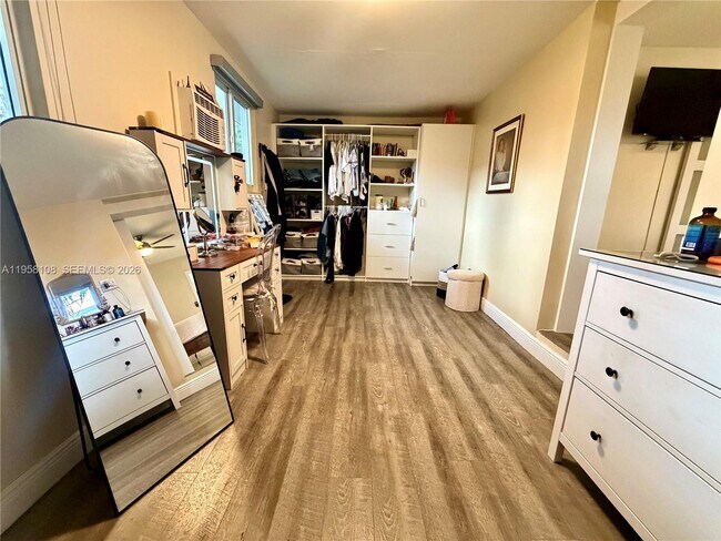 Building Photo - 3817 SW 33rd Ct