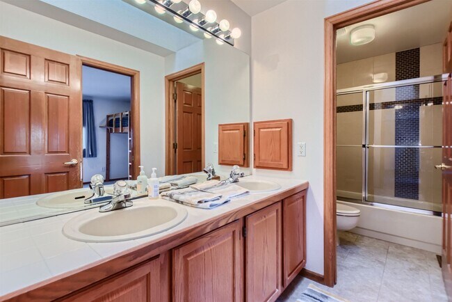 Building Photo - Spacious Haven: 4 BDR Home in Louisville, CO