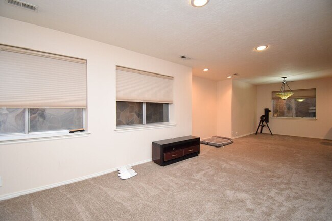 Building Photo - Bright Holladay 4 Bed Home – High Ceilings in Prime Location!!