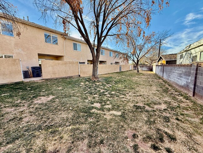 Building Photo - Adorable 3-BR Parkside Townhome