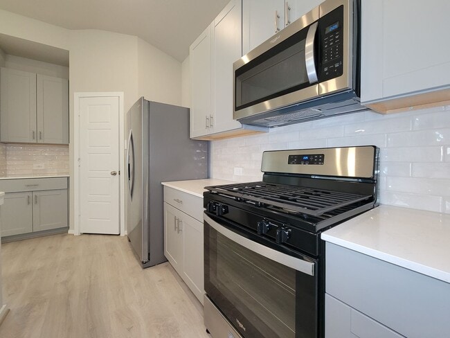 Building Photo - Single-story layout features a bright, open concept living area, dining space, and kitchen. Pebbl...