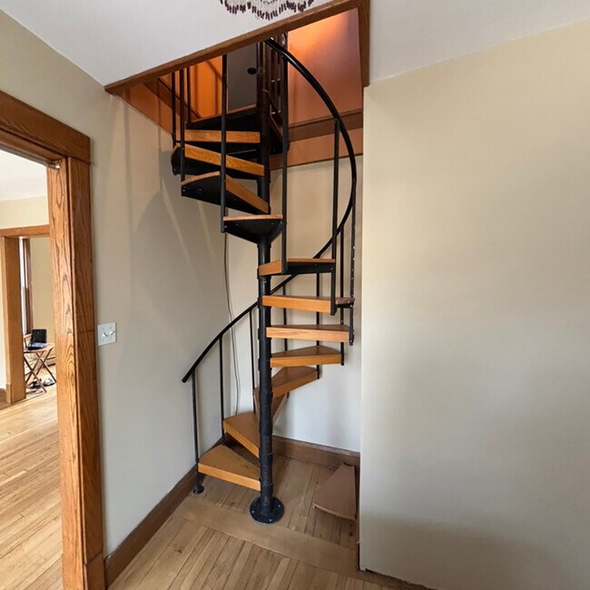 Building Photo - 2133 W Grace St