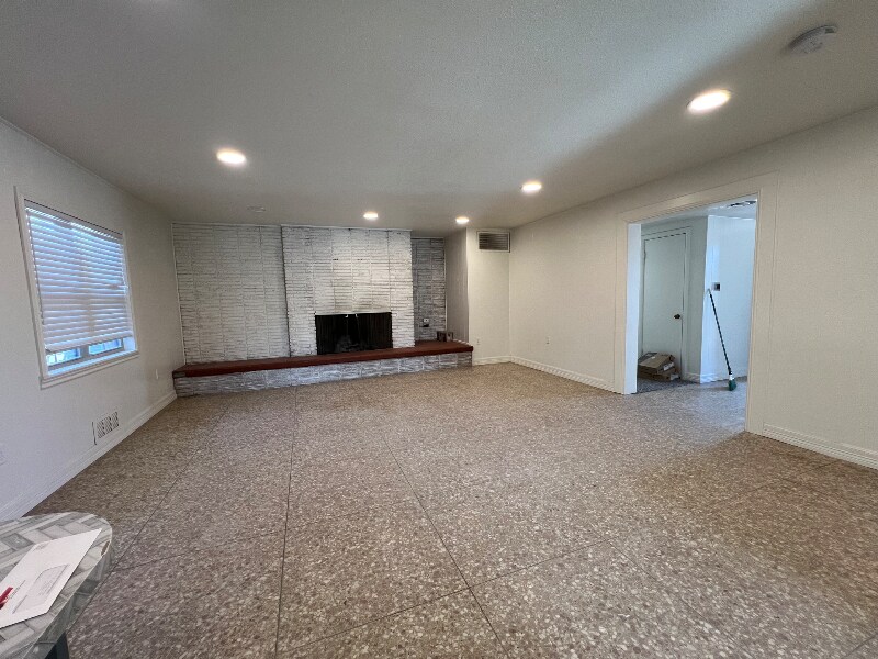 Building Photo - 1001 E Cardwell St